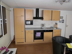 Fridge, microwave, oven, dishwasher - 3 room apartment in the basement - Ferienwohnungen Windrose (Heringsdorf)