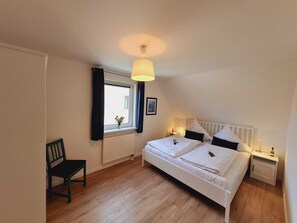 4 bedrooms, travel crib, WiFi