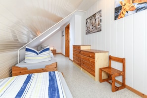 2 Schlafzimmer, Reisekinderbett