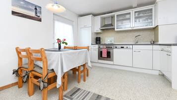 Een koelkast, een magnetron, een oven, een vaatwasser