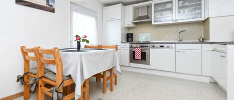 Kühlschrank, Mikrowelle, Ofen, Geschirrspüler