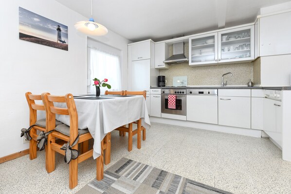 Fridge, microwave, oven, dishwasher - Vacation apartment Hafeneck (Neuharlingersiel)