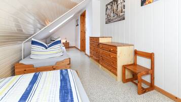 2 slaapkamers, reisbedje