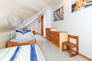 2 Schlafzimmer, Reisekinderbett