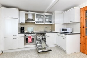 Fridge, microwave, oven, dishwasher - Vacation apartment Hafeneck (Neuharlingersiel)