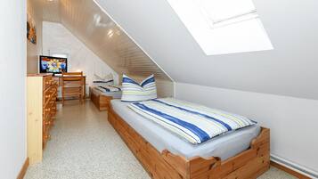 2 bedrooms, travel crib