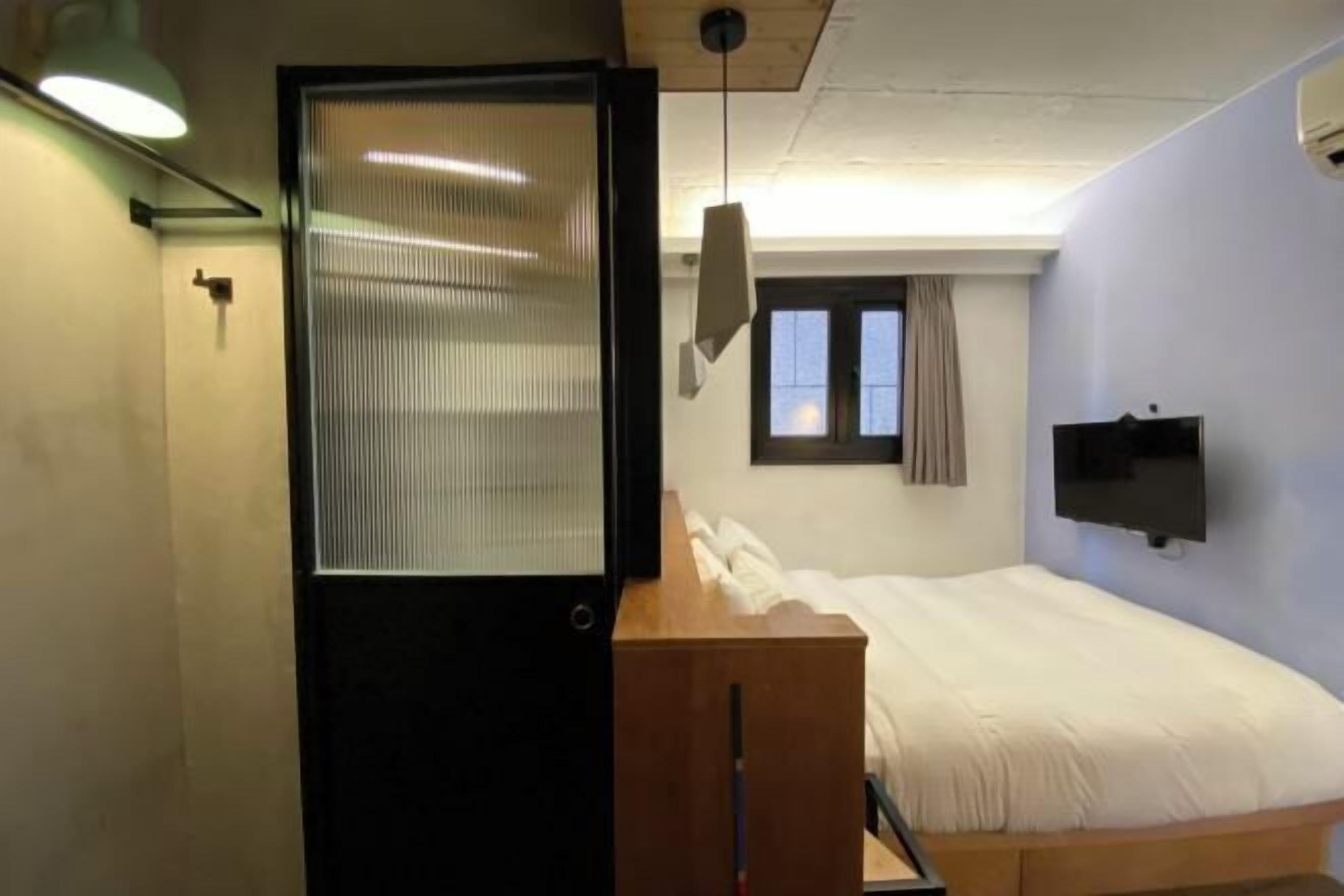 In-room safe, desk, free WiFi