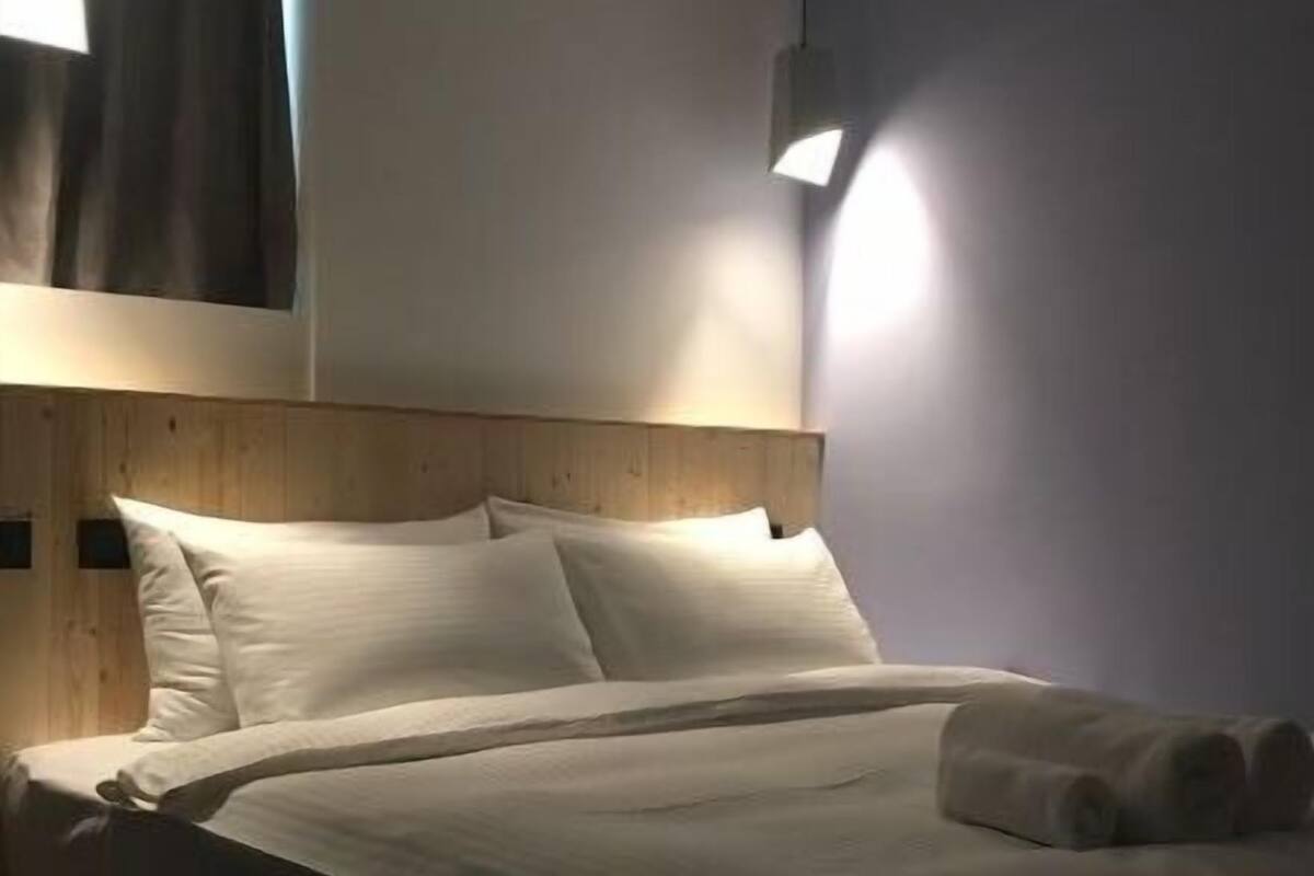 In-room safe, desk, free WiFi