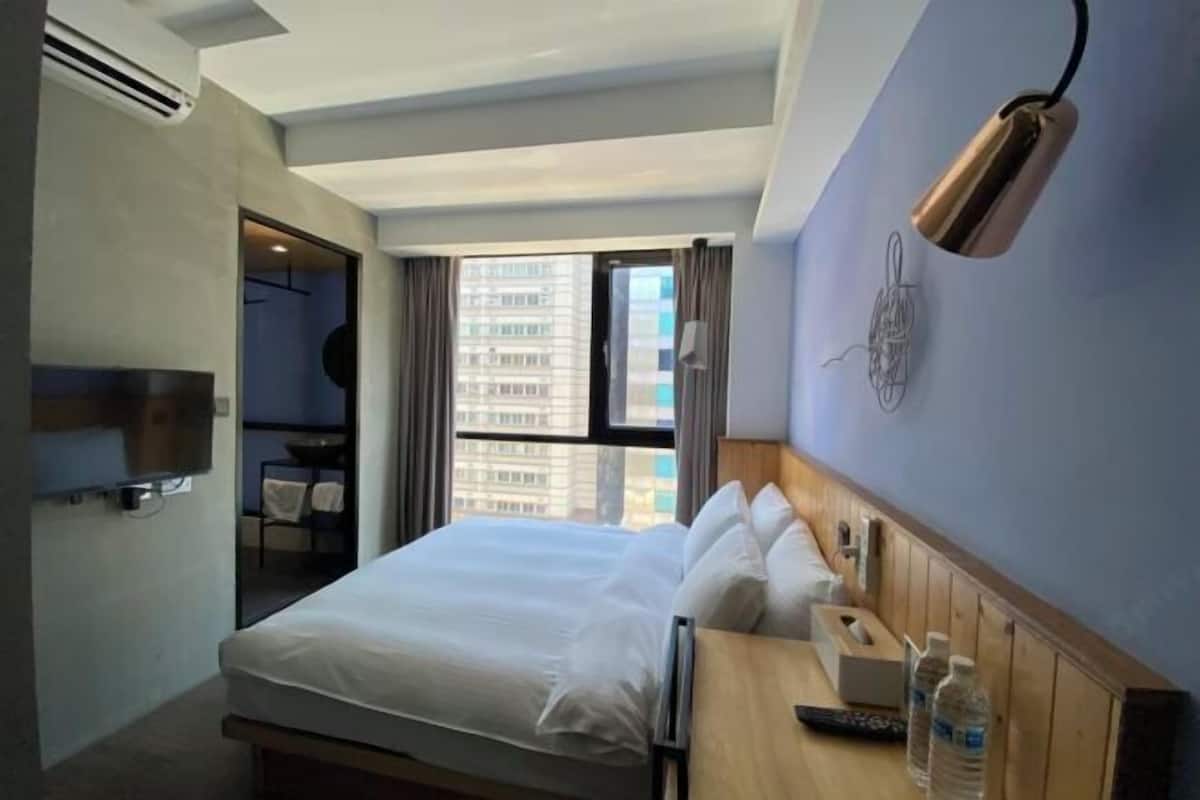 In-room safe, desk, free WiFi