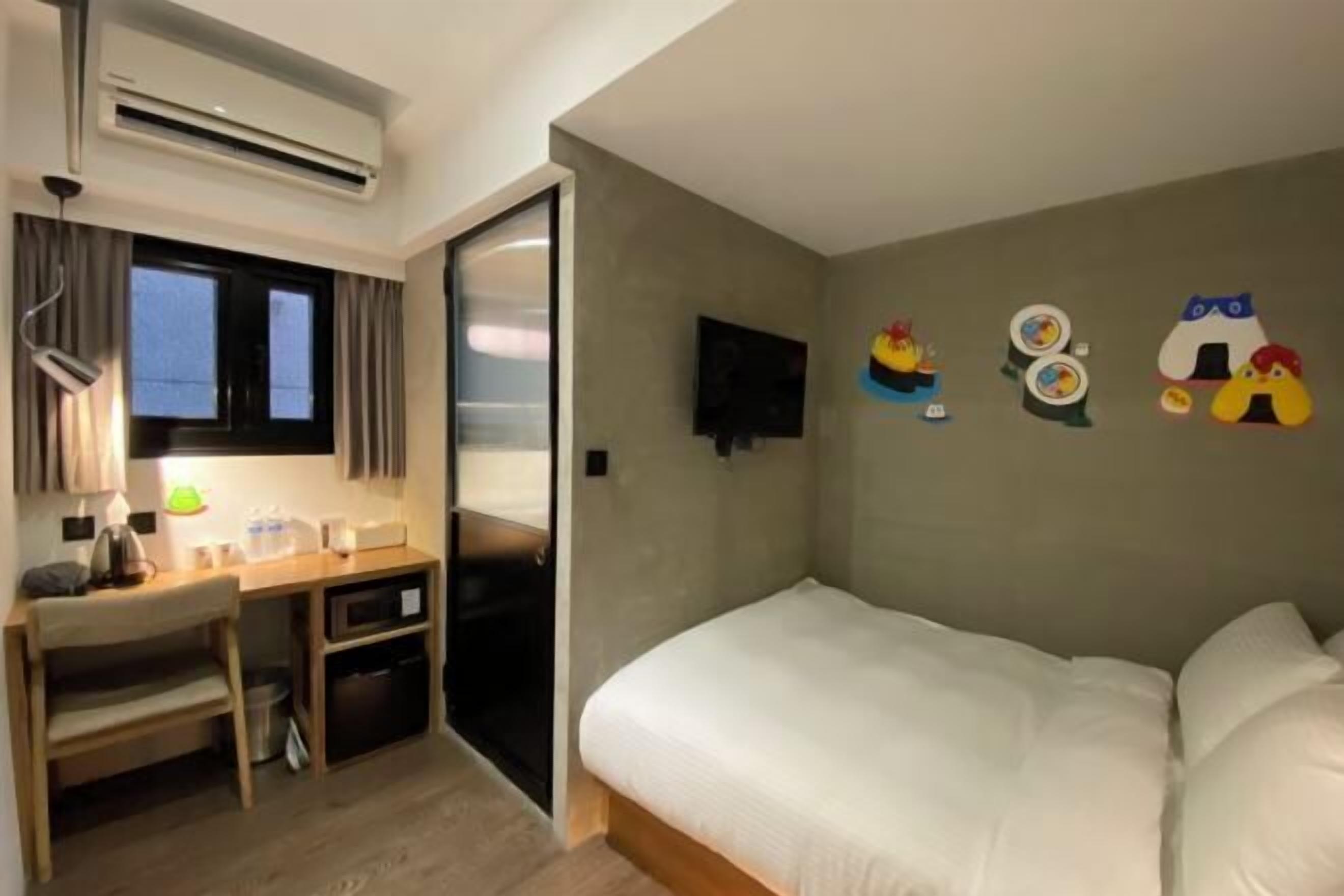 In-room safe, desk, free WiFi