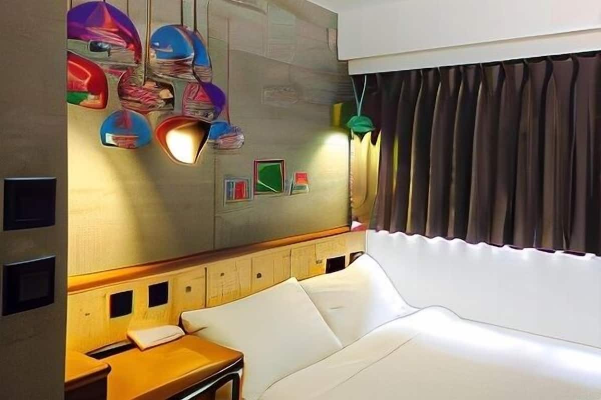 In-room safe, desk, free WiFi