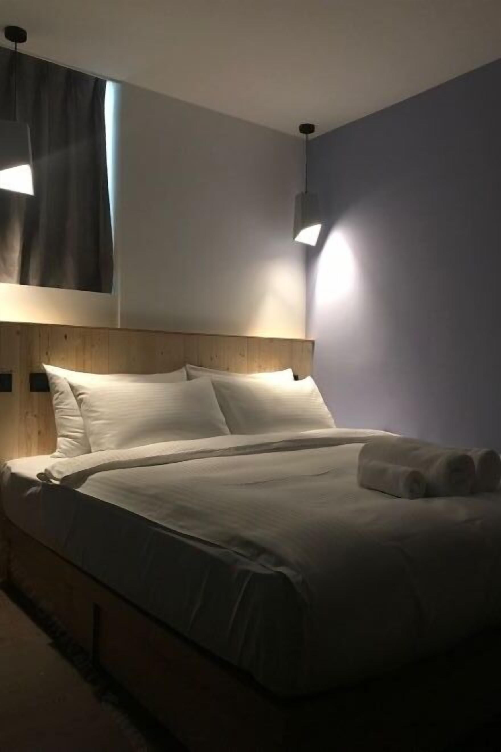 セーフティボックス (室内)、デスク、WiFi (無料)