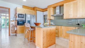 Frigorífico, placa de cocina, lavavajillas y cafetera o tetera