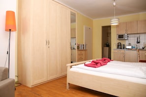 2 chambres, bureau, lit parapluie, draps fournis