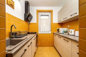 Køleskab, mikrobølgeovn, ovn, kogeplade