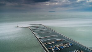 An aerial view of a marina with boats docked and a pier extending into the water. - Ferienhaus mit Außenpool und großem Garten (Balatonkeresztúr)