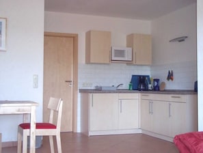 Kühlschrank, Mikrowelle, Hochstuhl