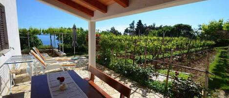 تناول الطعام بالخارج