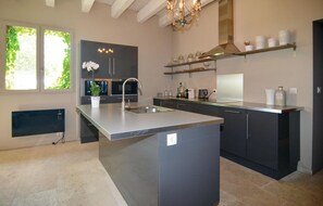 Réfrigérateur, micro-ondes, plaque de cuisson, lave-vaisselle