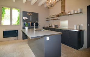 Réfrigérateur, micro-ondes, plaque de cuisson, lave-vaisselle