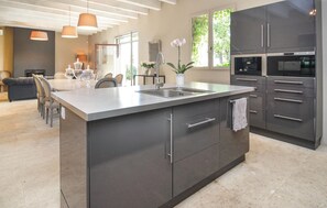 Réfrigérateur, micro-ondes, plaque de cuisson, lave-vaisselle
