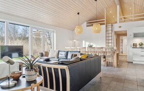 TV, fireplace, DVD player, foosball - Nice home in Vejby with sauna (Vejby)