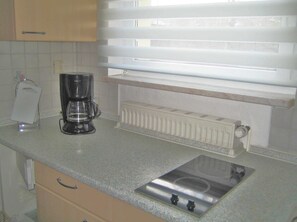 Refrigerador, microondas, horno y cafetera y tetera 