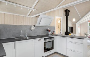 Frigorifero, piano cottura, lavastoviglie, macchina per tè/caffè