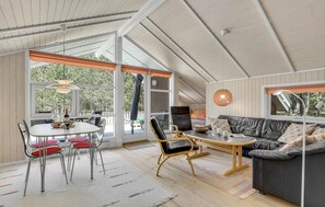 Fernseher, Kamin, Stereoanlage