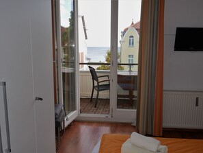 3 bedrooms, in-room safe, iron/ironing board, travel cot