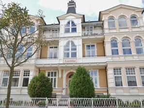 Unclassified image, 2 of 32, button