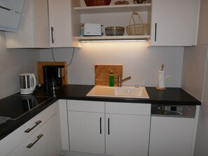 Kühlschrank, Mikrowelle, Ofen, Geschirrspüler