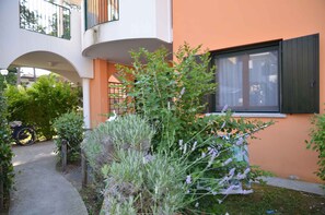 Property grounds - Holiday apartment with balcony and air conditioning (Bibione)
