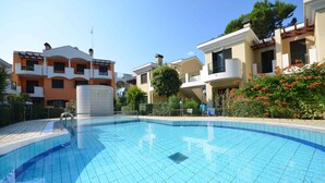 Pool - Holiday apartment with balcony and air conditioning (Bibione)