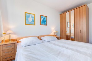 1 bedroom, travel cot, WiFi