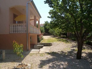 المنطقة المحيطة بالمنشأة