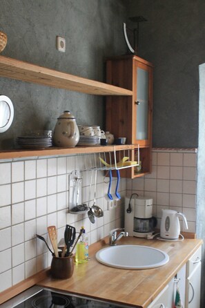 Kühlschrank, Ofen, Wasserkocher mit Kaffee-/Teezubehör, Wasserkocher