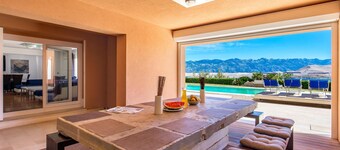 5 bedroom awesome home in Pag