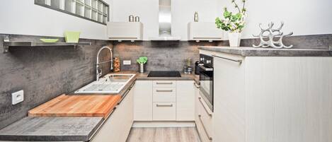 Réfrigérateur, plaque de cuisson, lave-vaisselle, cafetière/bouilloire