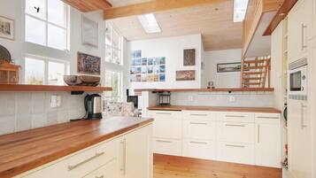 Kylskåp, spishäll, diskmaskin och kaffe- och tebryggare