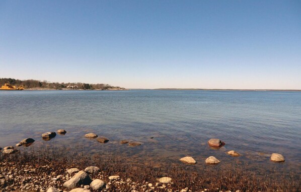 A calm lake with clear water, surrounded by rocks and sparse vegetation. - Gorgeous home in Drottningskär (Drottningskär)