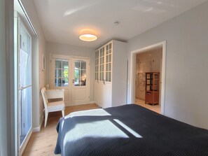 2 bedrooms, travel cot, WiFi, bed sheets