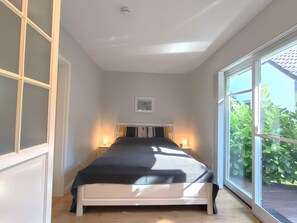 2 bedrooms, travel cot, WiFi, bed sheets