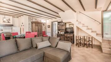 Fernseher, Videospielkonsole, Tischtennisplatte