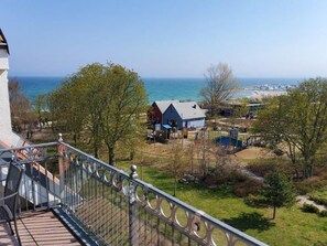 Property grounds - (12) 3-room apartment - east side - apartment house Atlantic (Kühlungsborn)