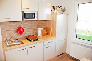 Kühlschrank, Mikrowelle, Wasserkocher mit Kaffee-/Teezubehör