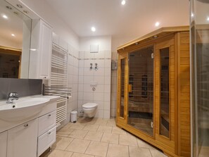 Dusche, Haartrockner, Seife, Toilettenpapier