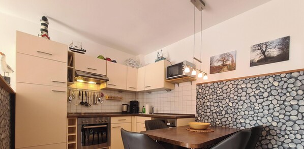 Kühlschrank, Mikrowelle, Ofen, Geschirrspüler