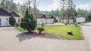 Um bairro residencial com casas separadas, uma entrada pavimentada e um gramado bem cuidado.