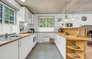 Réfrigérateur, plaque de cuisson, lave-vaisselle, cafetière/bouilloire